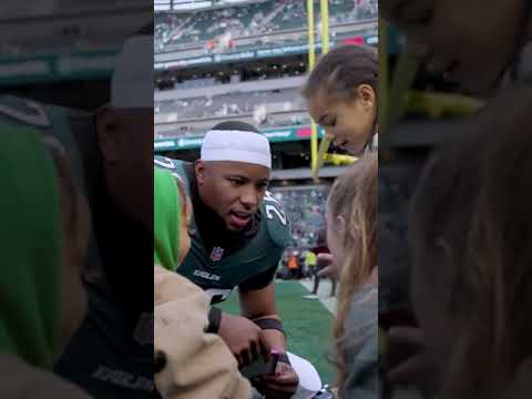 Unlocking a Touching Moment: Saquon Barkley’s Heartwarming Pregame Handshake with His Daughter 🥹 (Thanks to @philadelphiaeagles/TT)