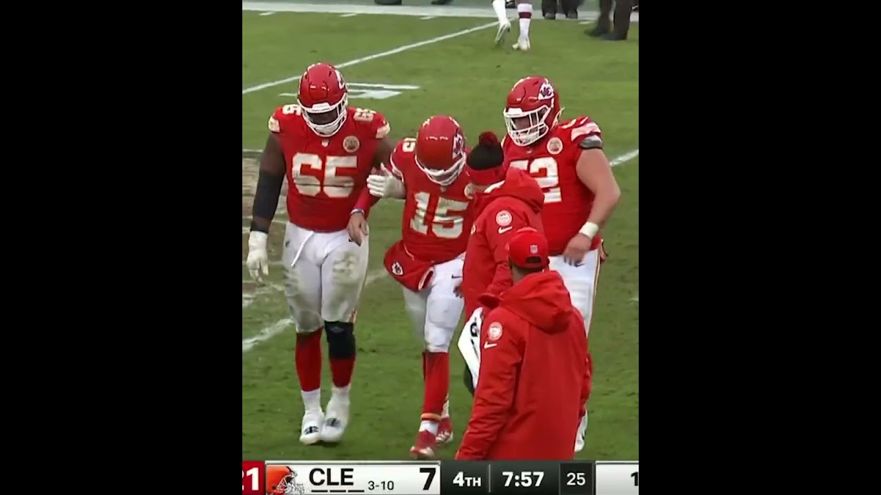 What’s the Update on Patrick Mahomes After That Painful Hit? 🏈 (📺 CBS)