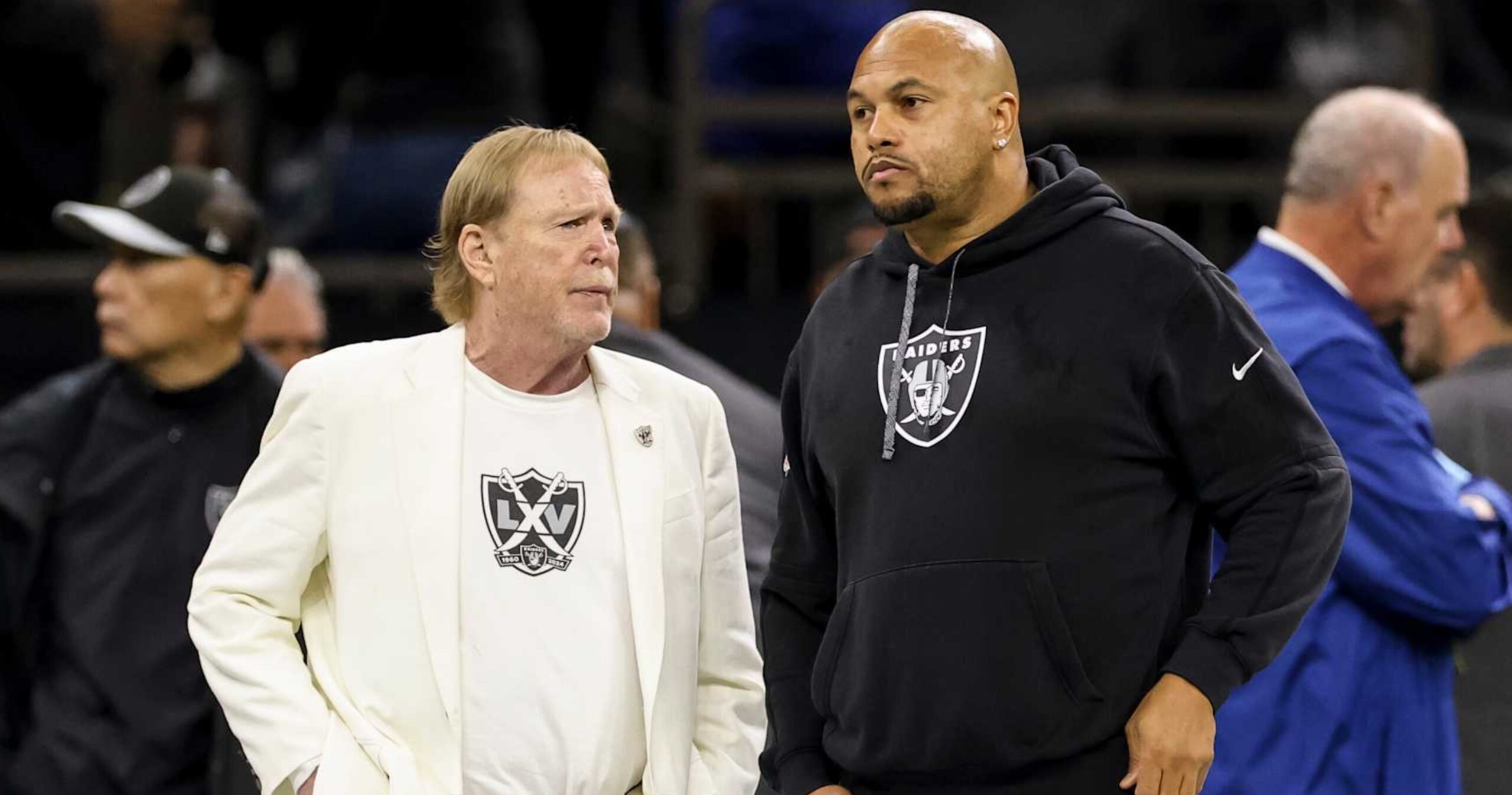 Report: Raiders’ Antonio Pierce Told by Mark Davis to Focus on Wins, Not Draft Pick